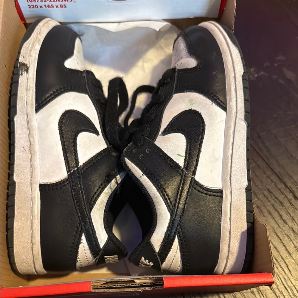 Sleek Black Sneakers with Cushioned Sole and Breathable Mesh